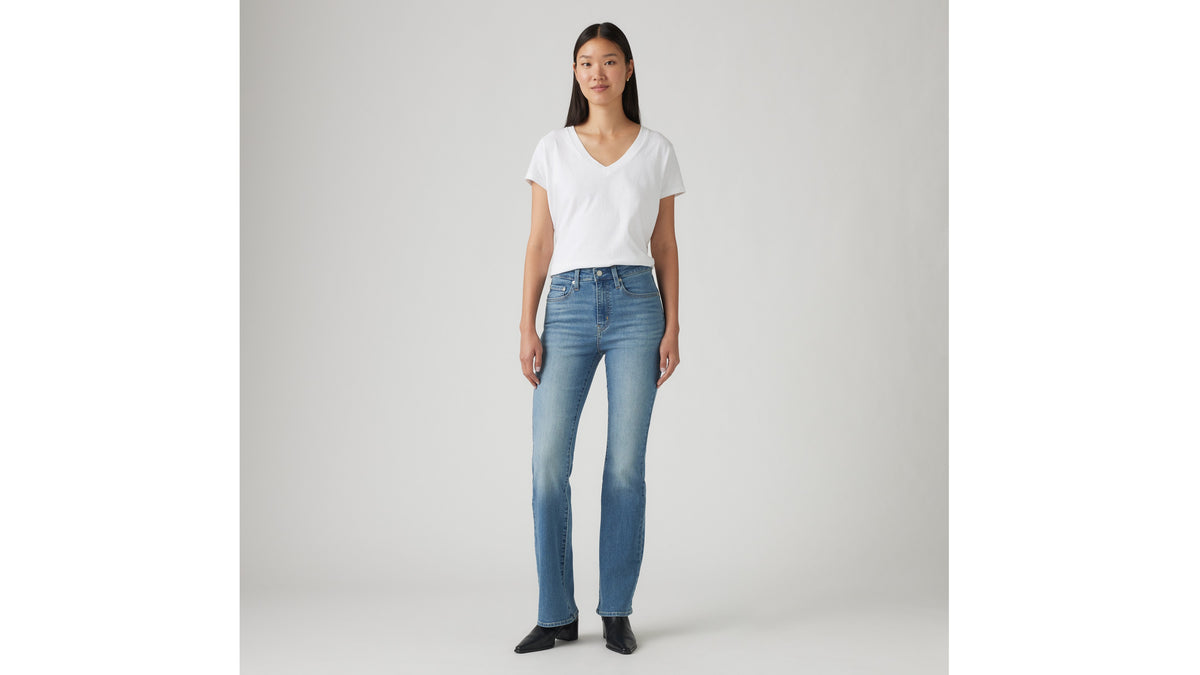 Woman in slim-fit Levi's jeans and white V-neck tee