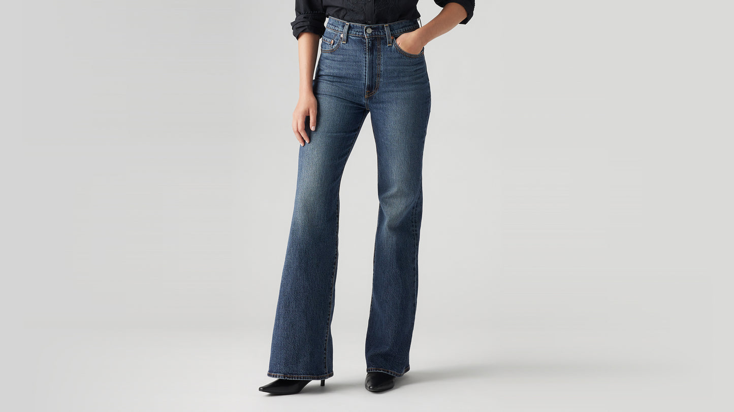 Levi’s dark blue high-waisted flared jeans with black heels
