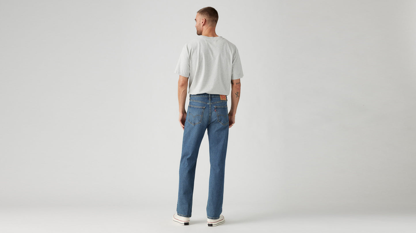 Back view of a model wearing a gray t-shirt paired with Levi’s Straight jeans