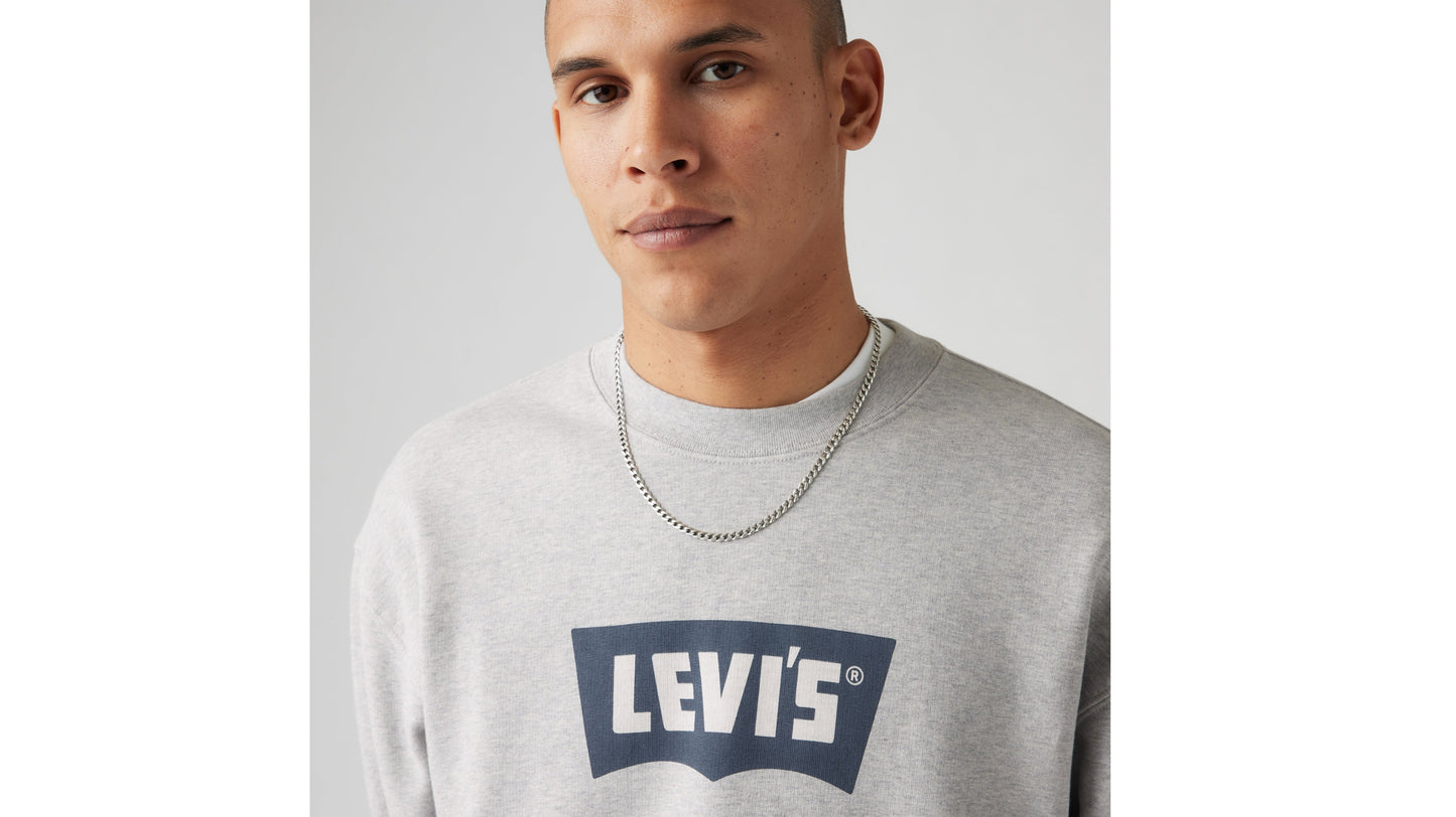Man in grey Levi’s logo sweatshirt and silver chain