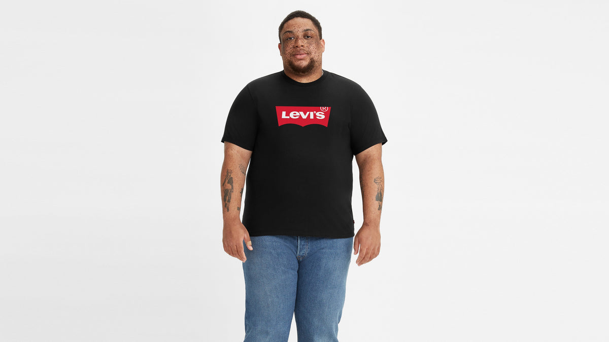 Model in Levi’s plus-size graphic T-shirt in black, front view