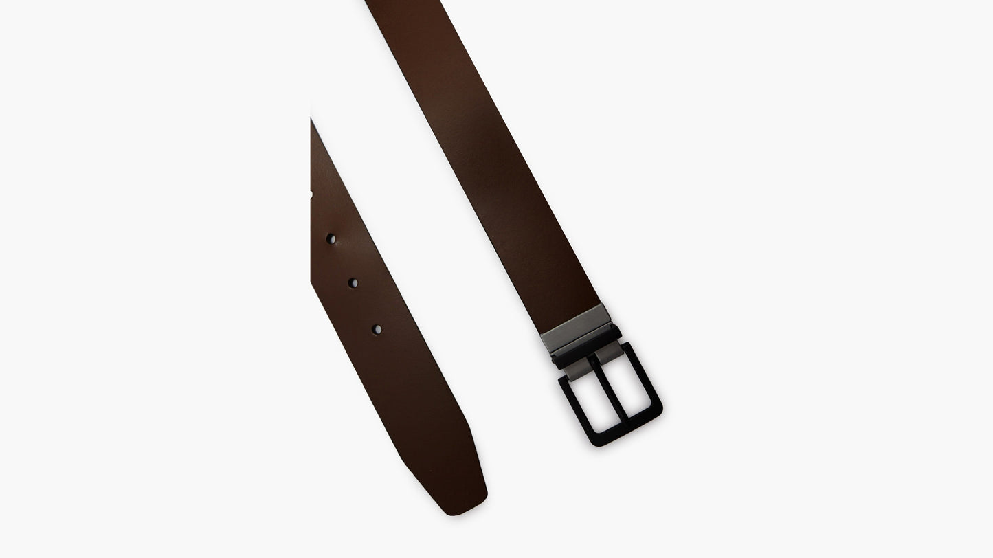 Flat lay shot of Levi’s Men’s Louis Reversible Belt, white
