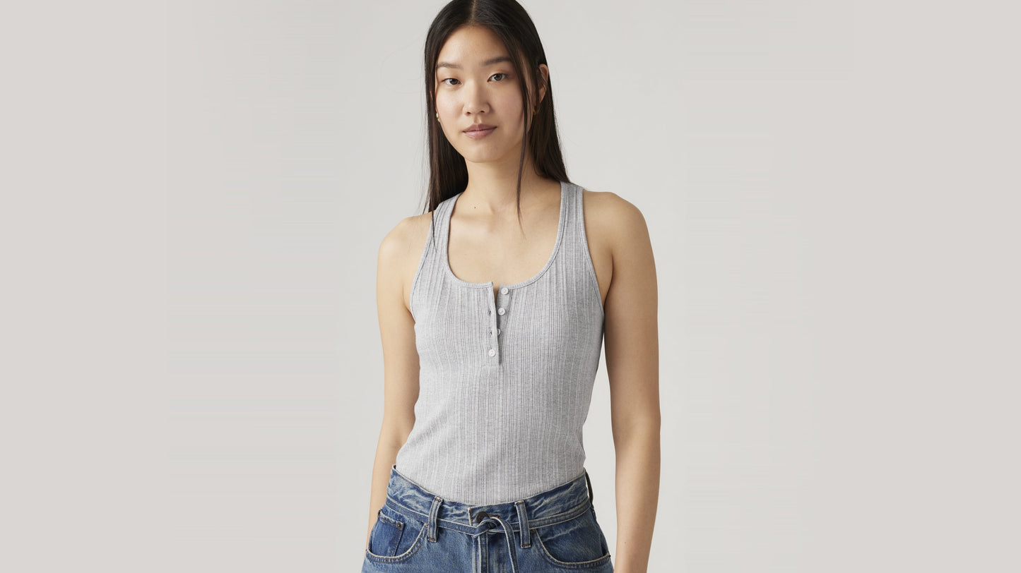 Woman in fitted grey tank and blue Levi’s jeans