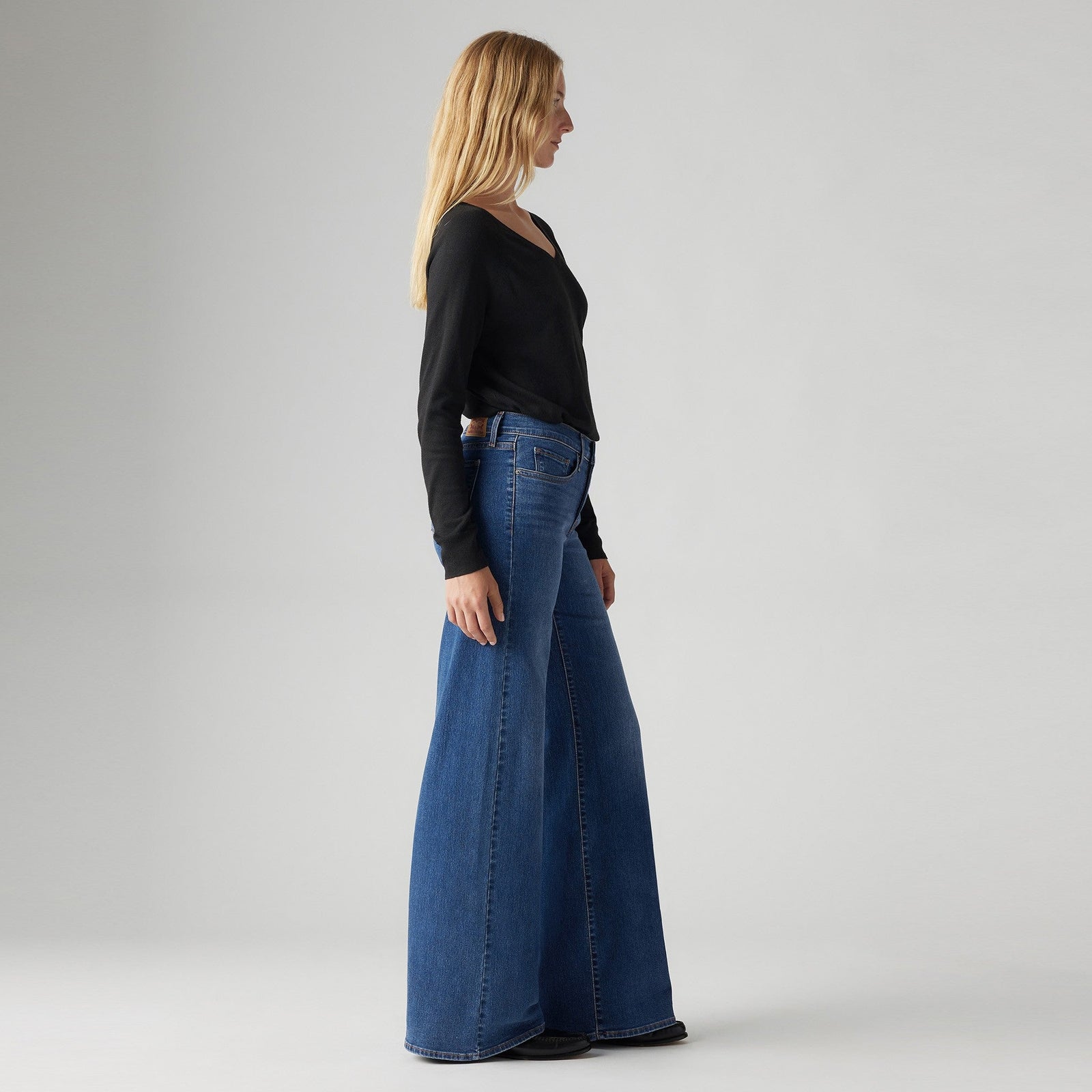 Main 3 - Levi's® Women's 318 Shaping Wide Leg Jeans - 001PZ0001