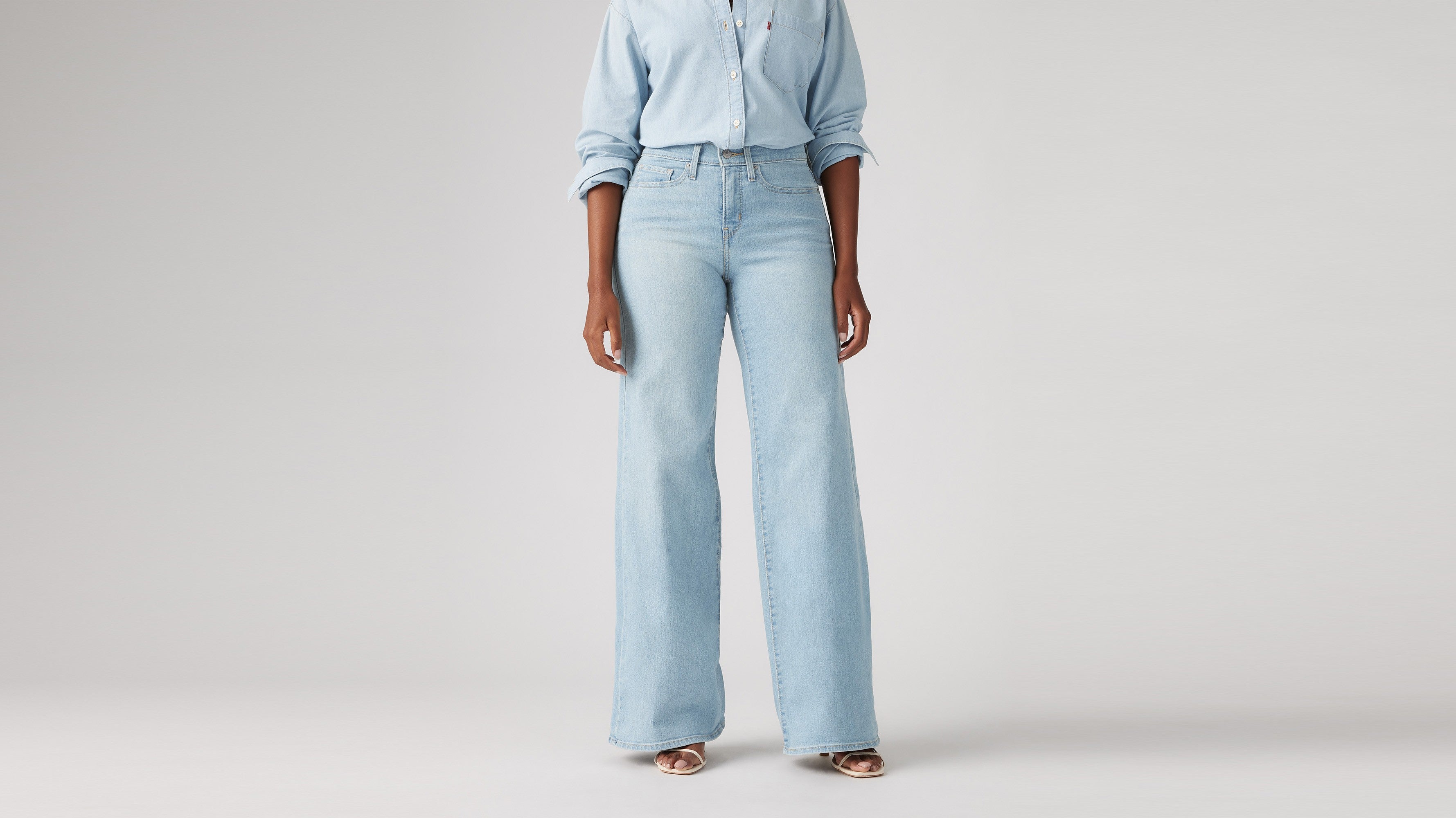 Levi's® Women's 318 Shaping Wide-Leg Jeans In Light Indigo Flat