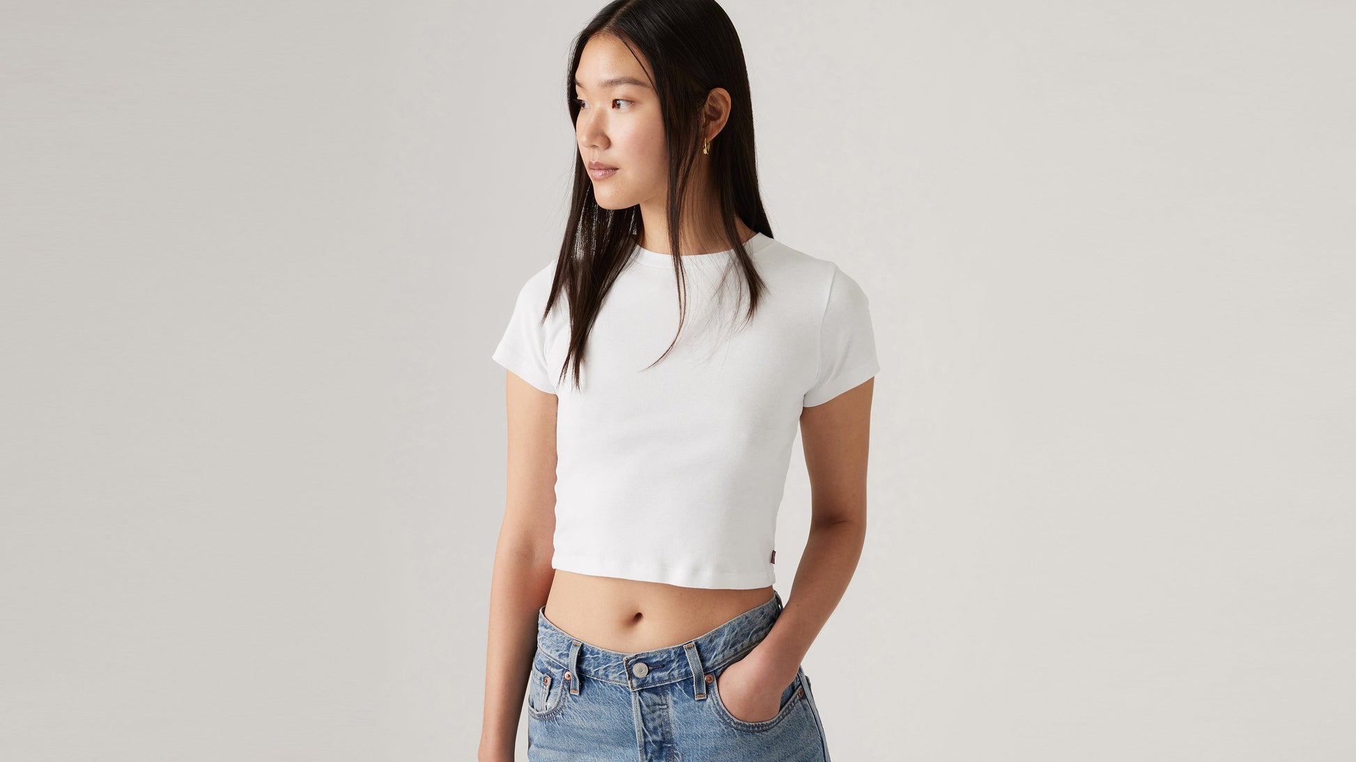 Close Front view of Levi’s Women’s Essential Sporty T-Shirt, cropped