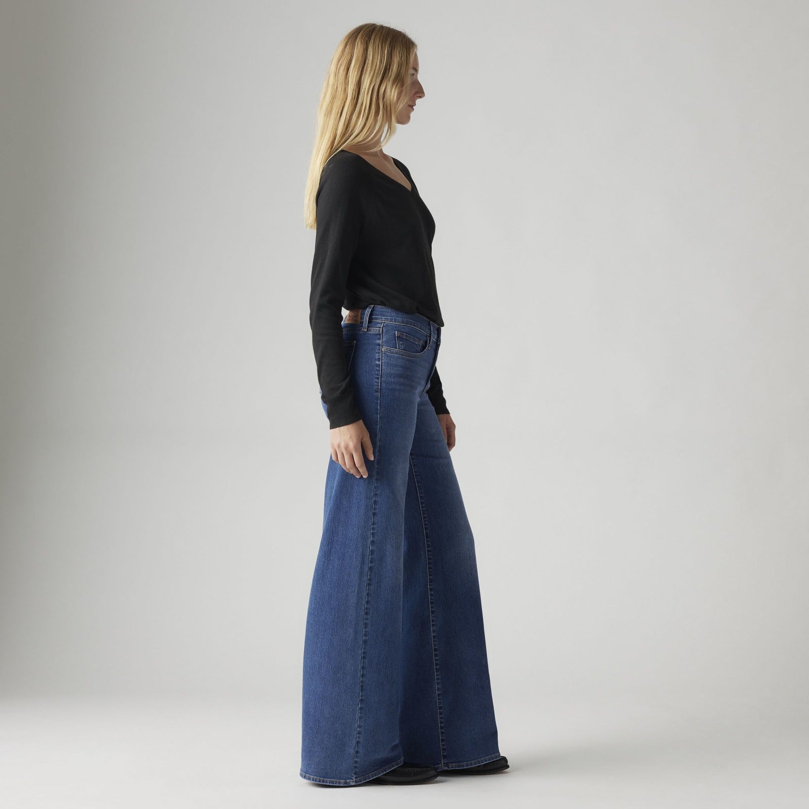 Main 4 - Levi's®  Women's 318 Shaping Wide-Leg Jeans - 001PZ0001
