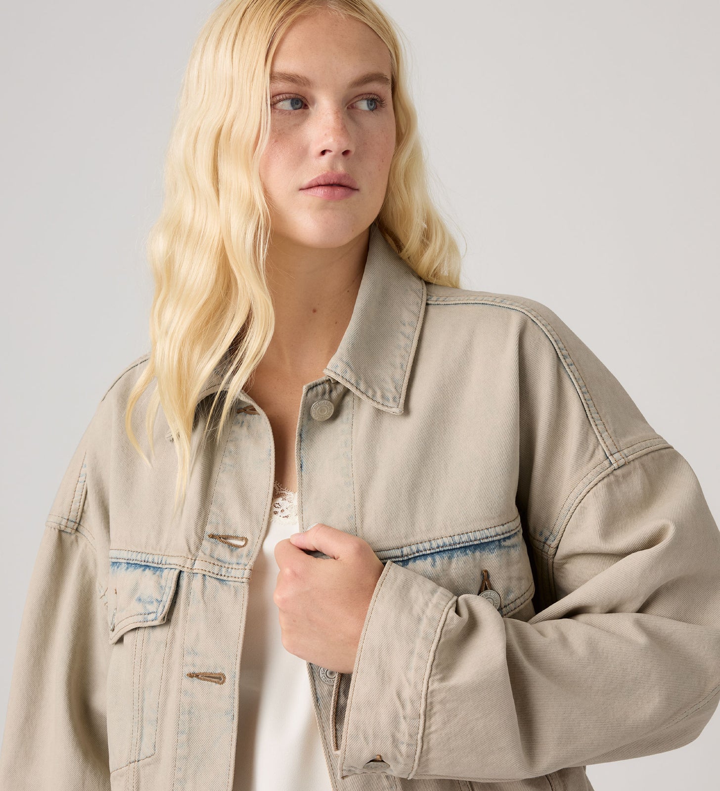 Main 4 - Levi's® Women's Loose Crop Trucker Jacket - 0089L0017